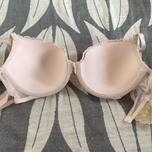 Victoria’s Secret 32D bra - Picture 2 of 3
